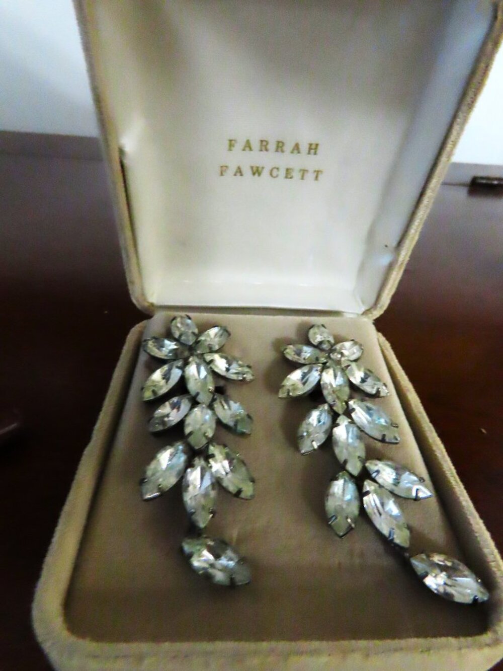 VINTAGE FARRAH FAWCETT EARRINGS IN ORIG BOX